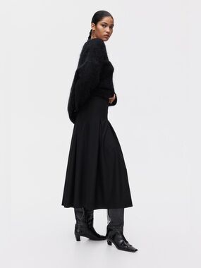 H&M Black A-Line Midi Skirt | Classic Pleated Minimalist Skirt Size 6
